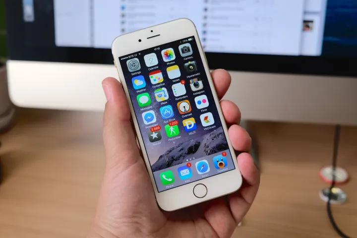 A hand holding an iPhone (Photo credit: Kārlis Dambrāns • CC BY-SA 2.0)