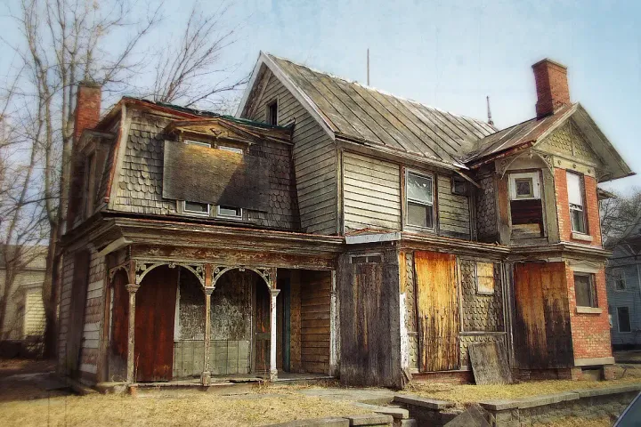 A dilapidated house (Photo Credit: Andreas Engel • CC BY-NC-ND 2.0)